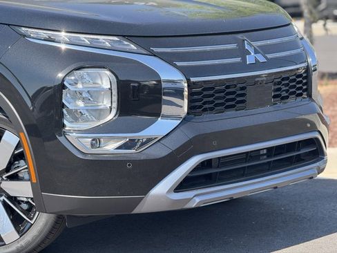 New 2025 Mitsubishi Outlander SE image 3