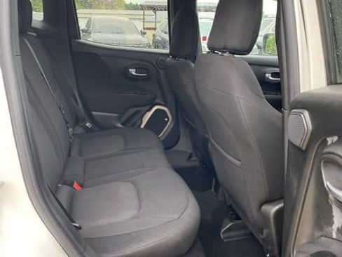 Used 2016 Jeep Renegade Latitude FWD image 10