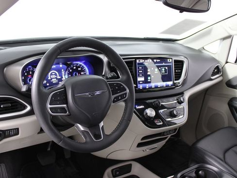 Used 2024 Chrysler Pacifica Touring-L FWD image 7
