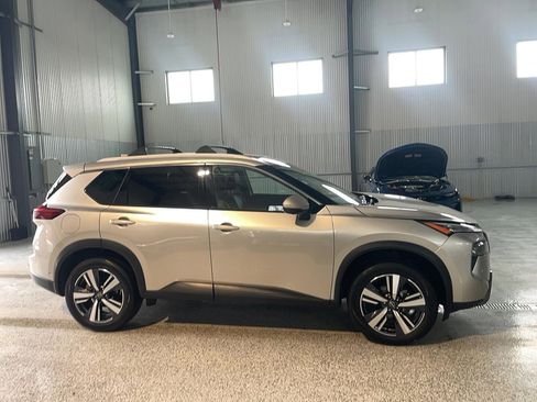 Used 2024 Nissan Rogue SL w/ SL Premium Package image 4