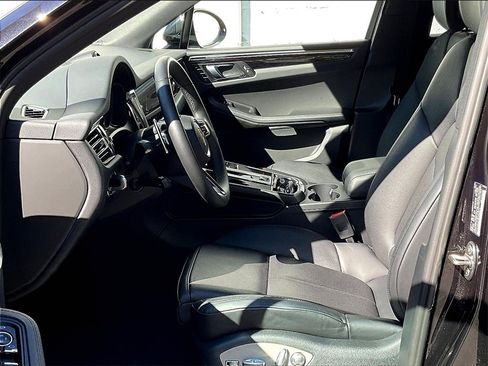 Certified 2025 Porsche Macan image 5
