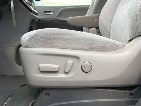 Used 2020 Toyota Sienna LE image 24