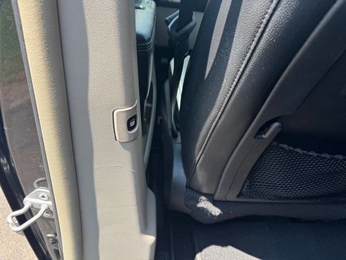 Used 2014 Chrysler Town & Country Touring image 12