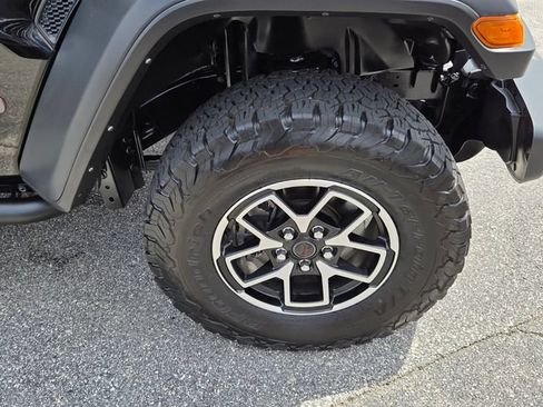 Used 2024 Jeep Wrangler Unlimited Rubicon w/ Technology Group AWD/4WD image 17