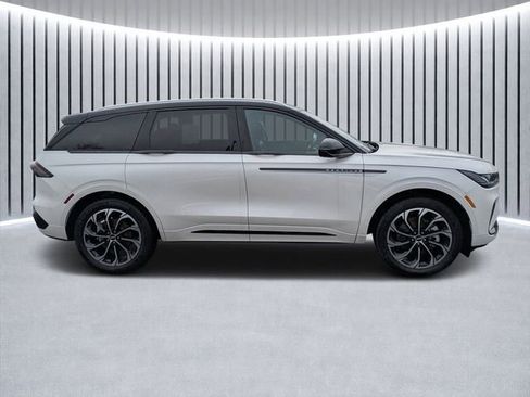 New 2026 Lincoln Nautilus Reserve image 2