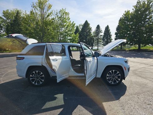 Used 2024 Jeep Grand Cherokee Overland w/ Luxury Tech Group IV AWD/4WD image 24