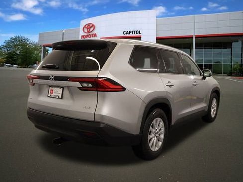 Used 2024 Toyota Grand Highlander XLE image 3