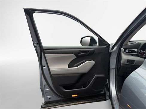 Used 2023 Toyota Highlander LE image 14