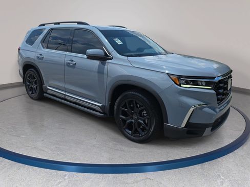 Used 2025 Honda Pilot Touring image 3