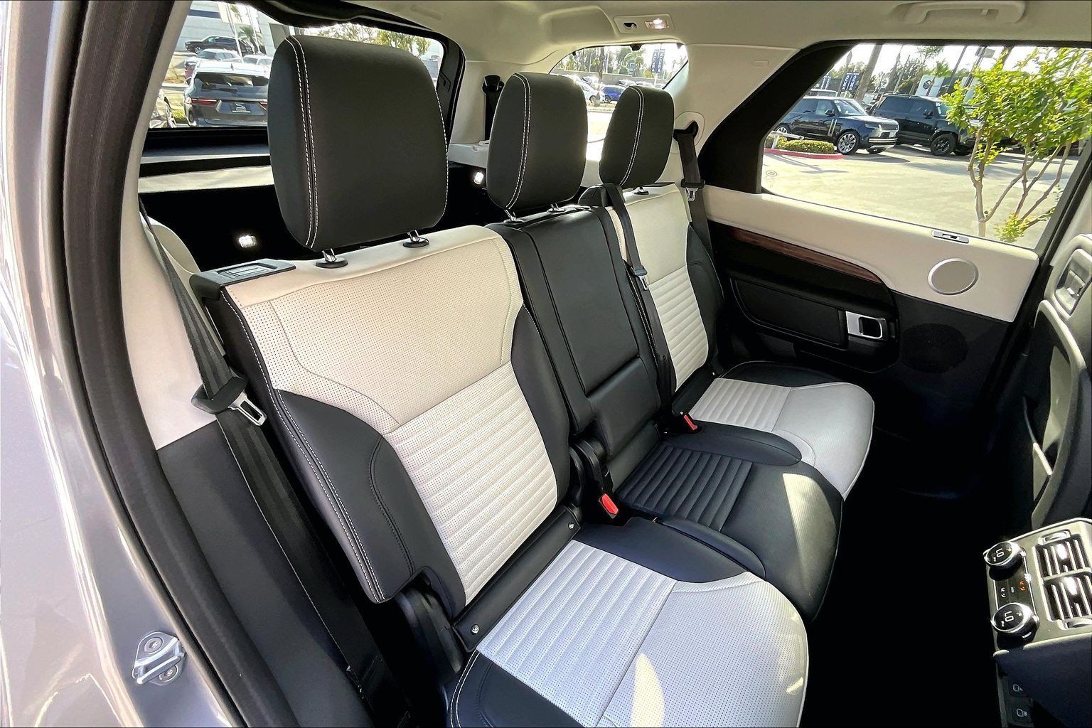 Used 2025 Land Rover Discovery Dynamic SE AWD/4WD image 25