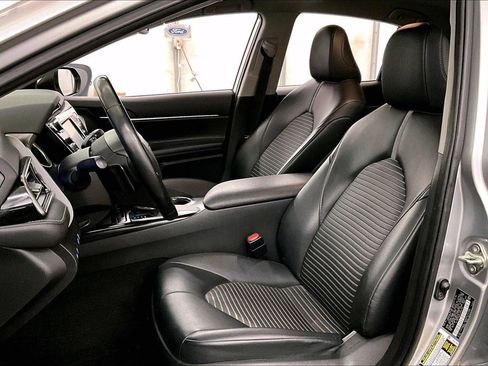 Used 2020 Toyota Camry SE w/ Convenience Package image 24