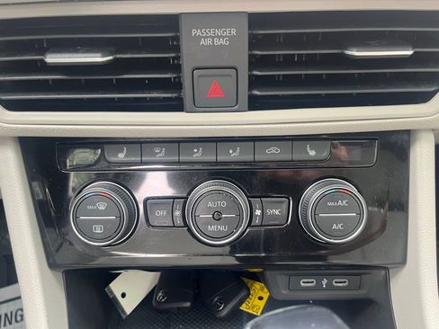 Used 2024 Volkswagen Jetta SE w/ Panoramic Sunroof Package FWD image 16