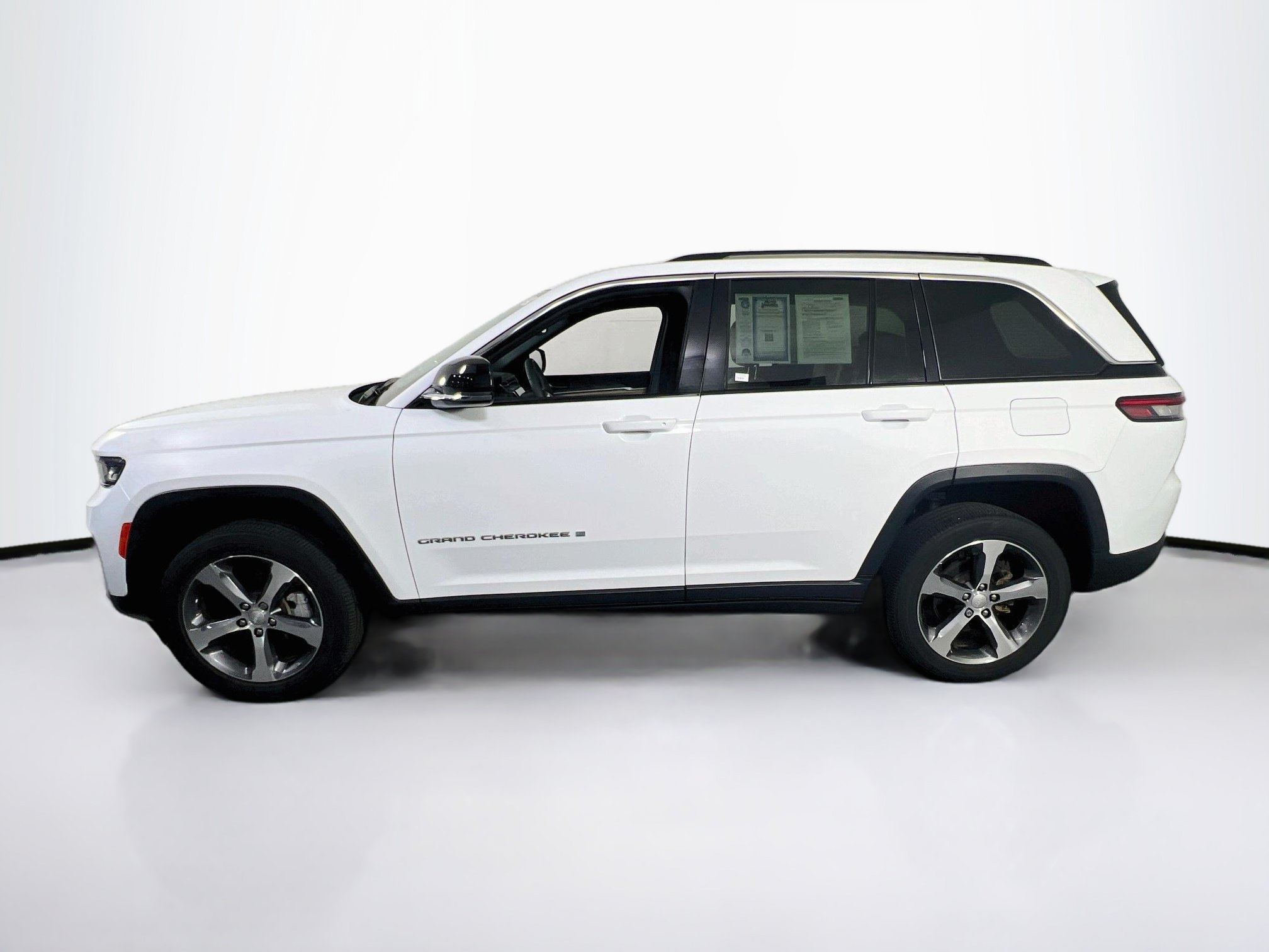 Used 2023 Jeep Grand Cherokee Limited AWD/4WD image 8