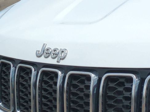 Used 2018 Jeep Grand Cherokee Laredo AWD/4WD image 12
