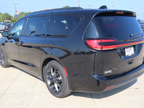 Used 2025 Chrysler Pacifica Limited FWD image 7