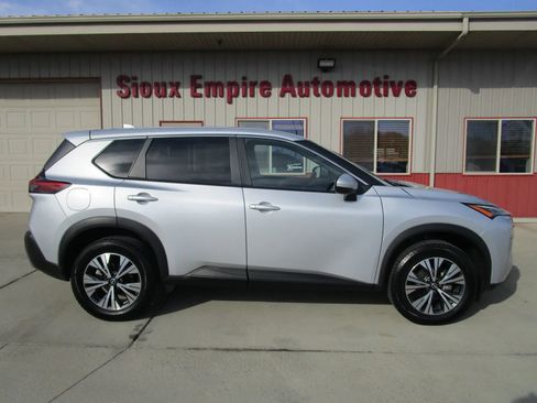 Used 2022 Nissan Rogue SV AWD/4WD image 2