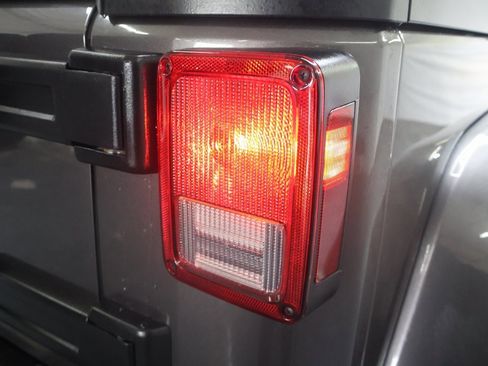 Used 2016 Jeep Wrangler Sahara image 26