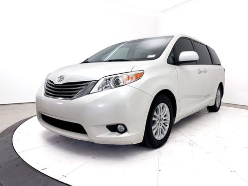 Used 2015 Toyota Sienna XLE FWD image 3