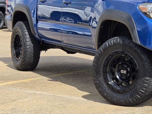 Used 2018 Toyota Tacoma TRD Off-Road AWD/4WD image 11
