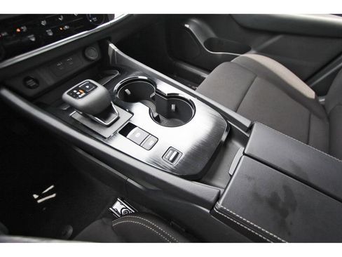 Used 2025 Nissan Rogue S FWD image 22