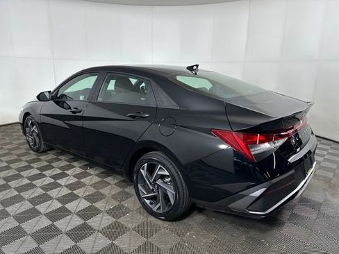 Certified 2025 Hyundai Elantra SEL image 5