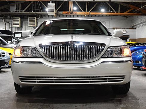 Used 2006 Lincoln Town Car Signature RWD image 2