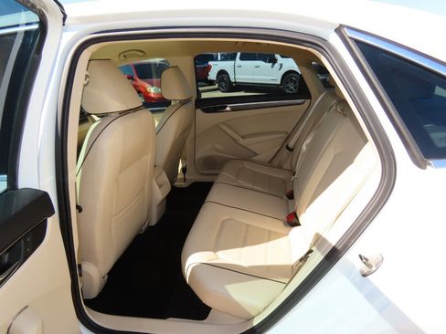 Used 2017 Volkswagen Passat 1.8T R-Line w/ R-Line Lighting Package image 20