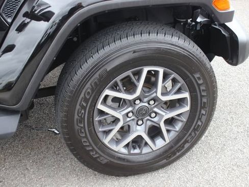 Used 2025 Jeep Wrangler Unlimited Sahara w/ Dual Top Group AWD/4WD image 32