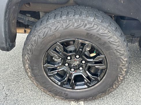 Used 2024 Chevrolet Silverado 1500 ZR2 AWD/4WD image 17