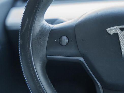 Used 2021 Tesla Model Y Long Range image 32