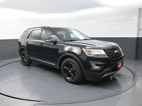 Used 2017 Ford Explorer XLT AWD/4WD image 10