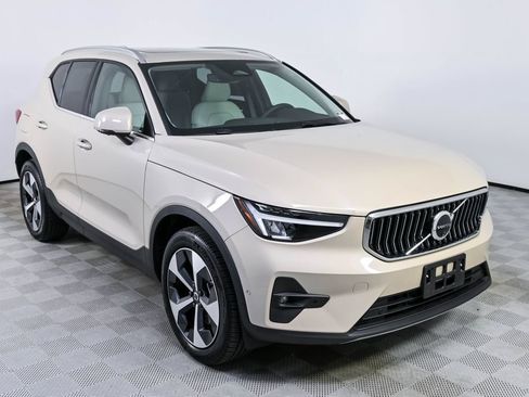 Used 2025 Volvo XC40 B5 Plus AWD/4WD image 27