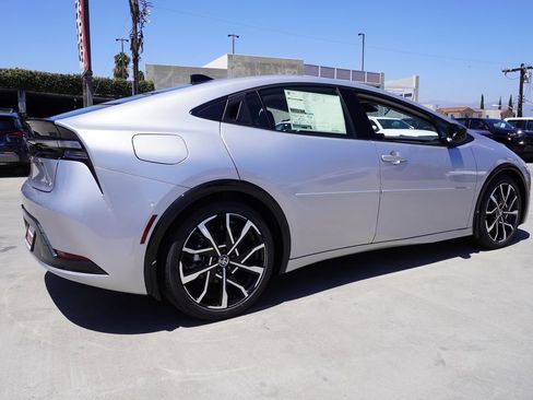 New 2026 Toyota Prius Plug-In Hybrid FWD image 4