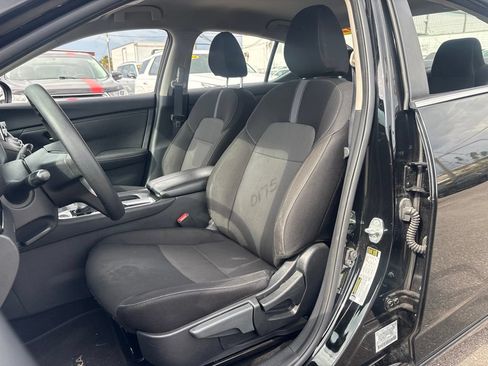 Used 2025 Nissan Sentra SV FWD image 9