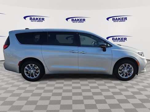 New 2026 Chrysler Pacifica Select image 2