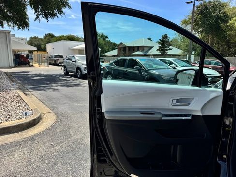 Used 2025 Toyota Sienna XLE FWD image 31
