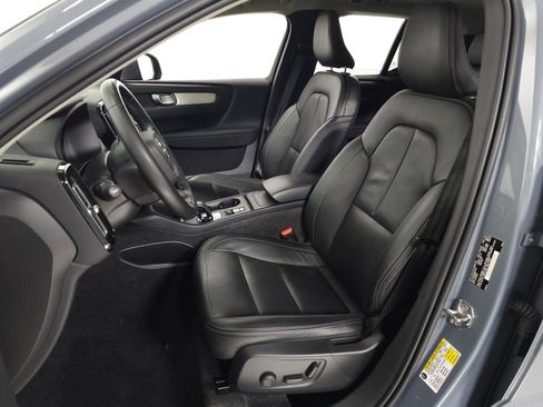 Used 2022 Volvo XC40 T5 Momentum w/ Premium Package image 13