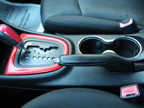 Used 2014 Dodge Avenger SE image 32