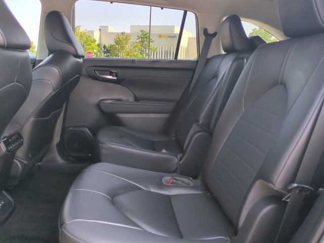 Used 2023 Toyota Highlander XLE AWD/4WD image 14