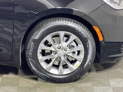 New 2026 Chrysler Pacifica Limited w/ Uconnect Theater Family Group image 23