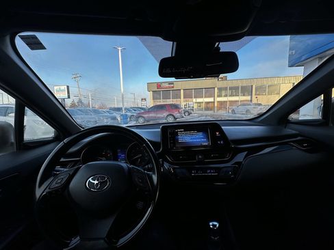 Used 2018 Toyota C-HR XLE image 19
