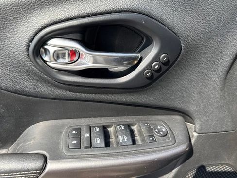 Used 2019 Jeep Cherokee Limited AWD/4WD image 15