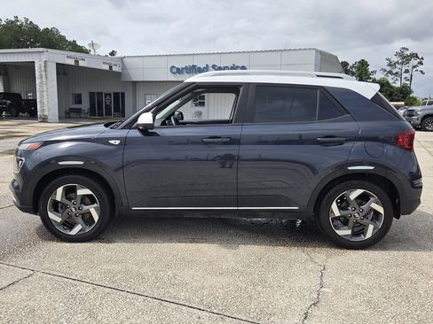Used 2023 Hyundai Venue Limited FWD image 3