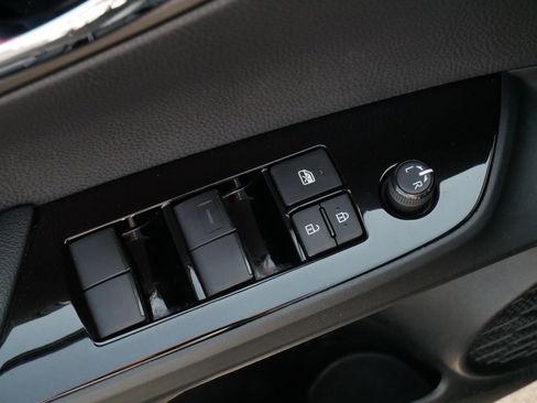 Used 2021 Toyota Prius LE FWD image 19