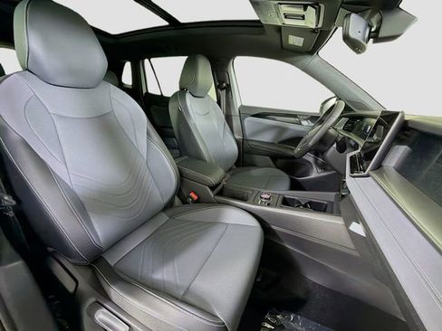 New 2026 Volkswagen Tiguan SE R-Line FWD image 29