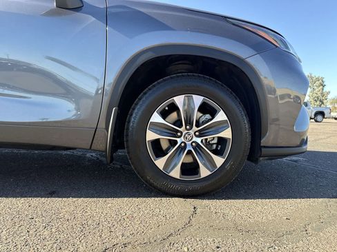 Used 2023 Toyota Highlander XLE AWD/4WD image 10