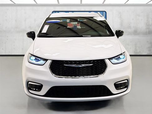 New 2026 Chrysler Pacifica Select image 2