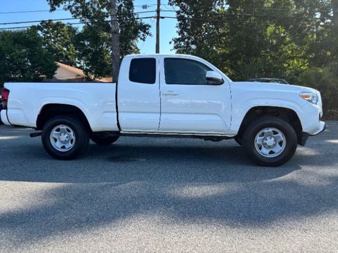 Used 2022 Toyota Tacoma SR w/ SR Convenience Package RWD image 4