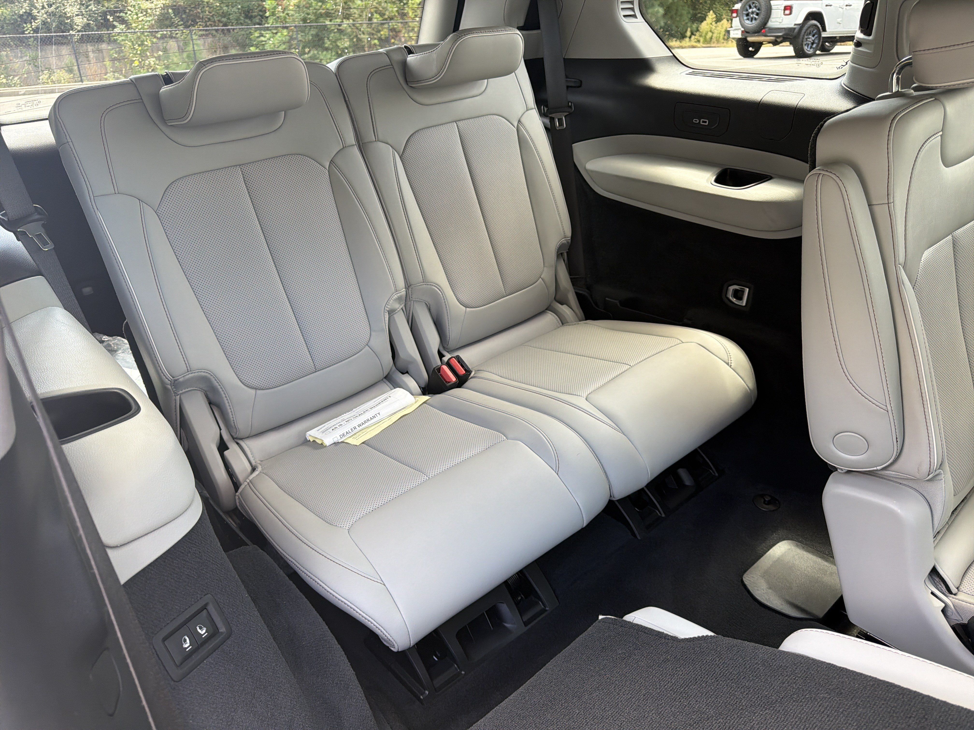 Used 2023 Jeep Grand Cherokee L Overland RWD image 19