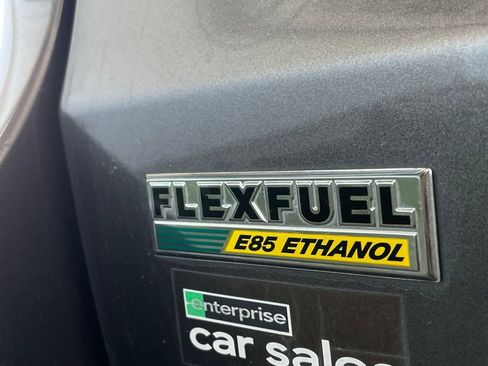 Used 2015 Chrysler Town & Country Touring image 9